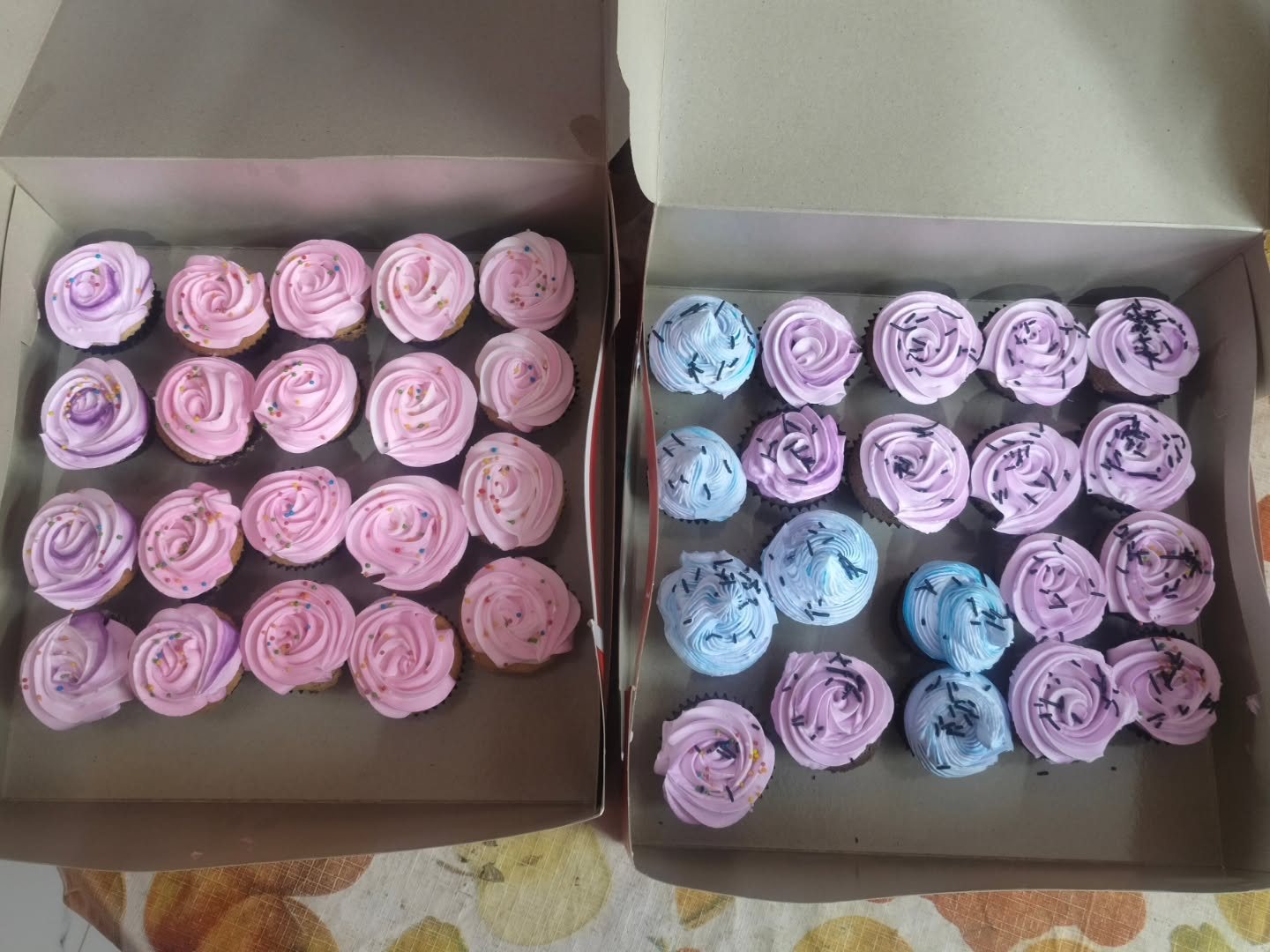 Mini cupcakes in gift boxes